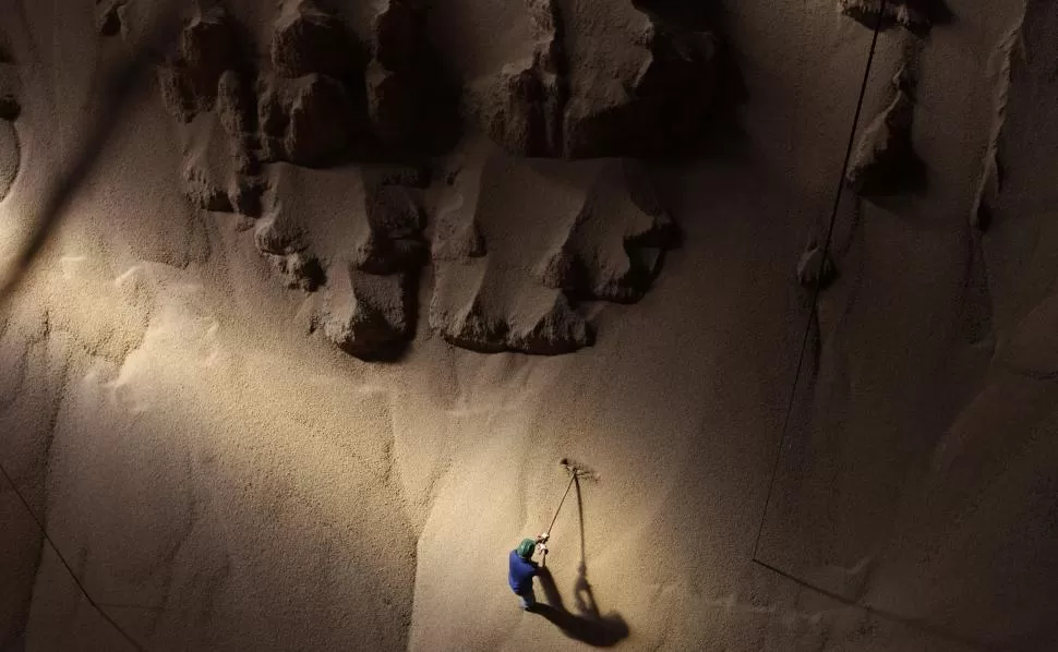 RIESGO EXTREMO. Un operario trabaja en el interior de un gigantesco silo que contiene granos de soja.  