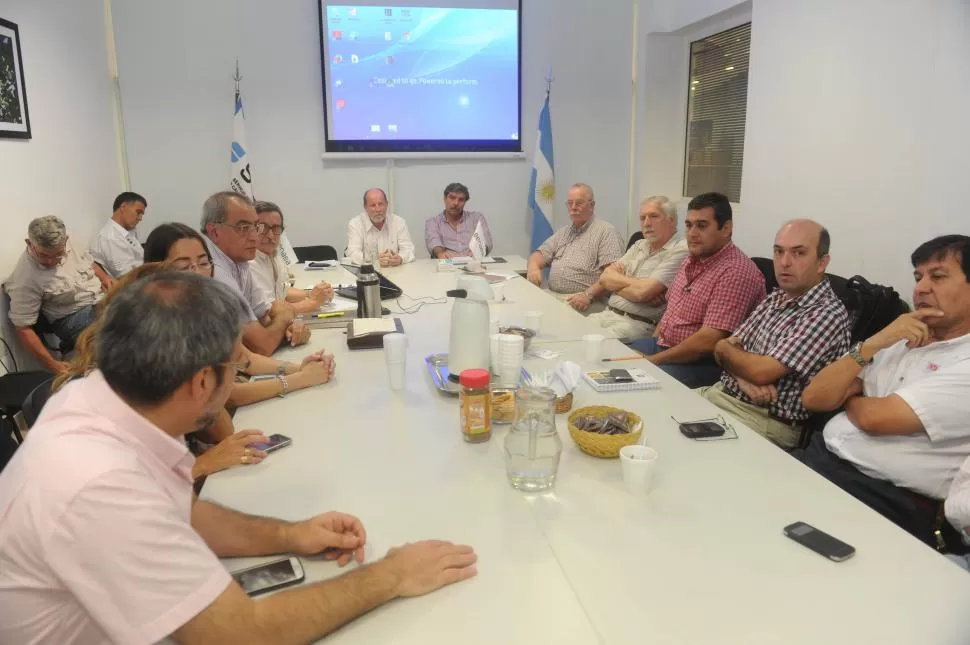 PLANEAMIENTO. Funcionarios, técnicos, productores, delegados comunales y asesores se reunieron el martes pasado en la sede local del Senasa NOA Sur. la gaceta / foto de antonio ferroni 