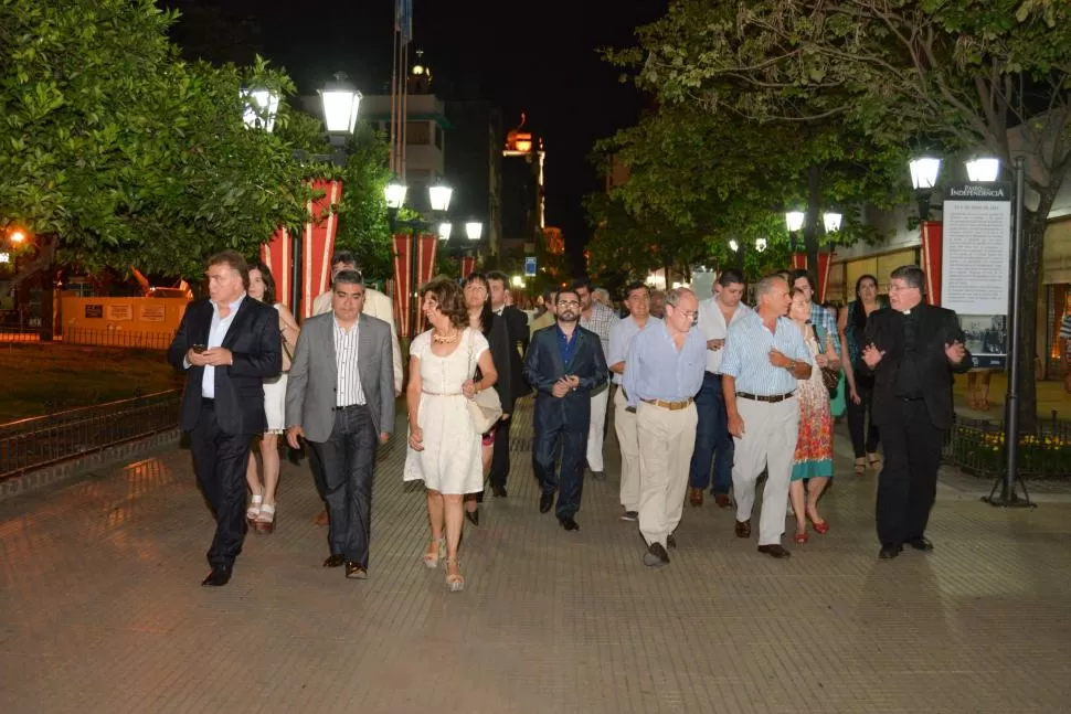 POR EL PASEO DE LA INDEPENDENCIA. Luego de la misa, todos caminaron hasta la Casa Histórica. En primera fila, se los ve hablando al padre Barrionuevo y a la funcionaria municipal Susana Montaldo. Prensa municipal