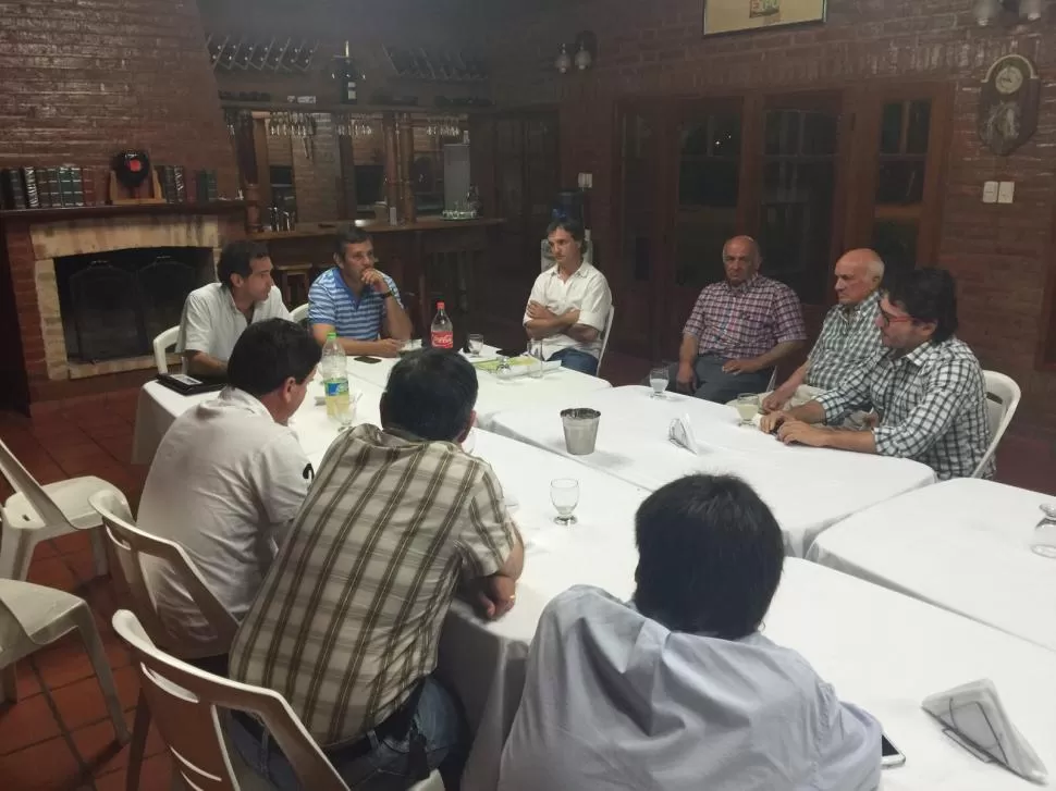 CÓNCLAVE. Garretón (derecha) debatió con los agricultores de Apronor. 