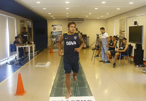 ESTUDIOS. Meli se somete a una de las pruebas con las que Boca arrancó 2016. foto de @BocaJrsOficial / twitter