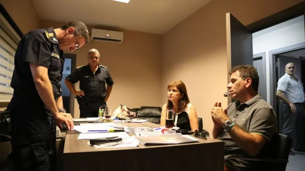 COORDINANDO MOVIMIENTOS. Patricia Bullrich, ministra de Seguridad de la Nación, y su par bonaerense, Cristian Ritondo, involucraron a la Policía Federal (en la junto aparecen sus referentes) en la búsqueda de los prófugos. df asd fdsafsf