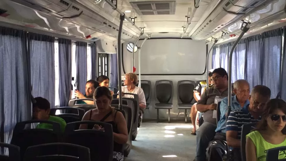 EN EL 17. Las cortinas ayudan a la climtatización de la unidad y no dan ganas de bajarse del colectivo. la gaceta / foto de Julio Marengo