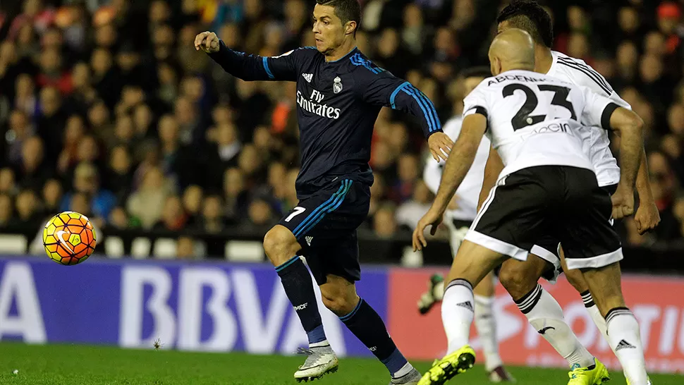 FIGURA ESTELAR. Esta vez, Cristiano Ronaldo no convirtió, pero participó en la gran jugada previa del primer gol Merengue.
FOTO DE REUTERS