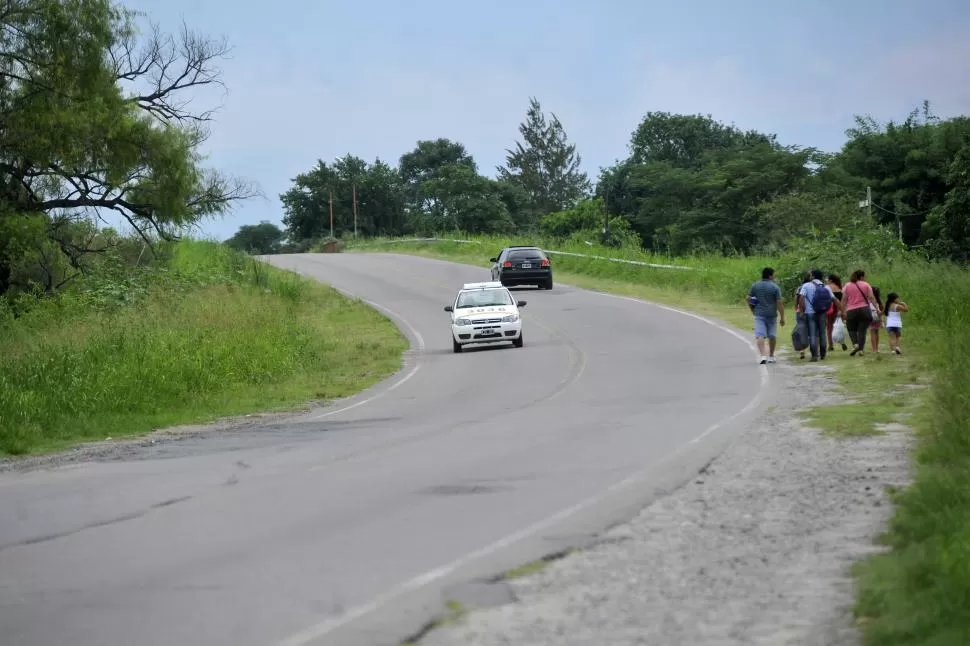 ZONA DE RIESGOS. Vecinos del barrio La Estación dicen que la ruta 306, donde tuvo lugar la tragedia, no tiene alumbrado público ni señalización. la gaceta / foto de inés quinteros orio