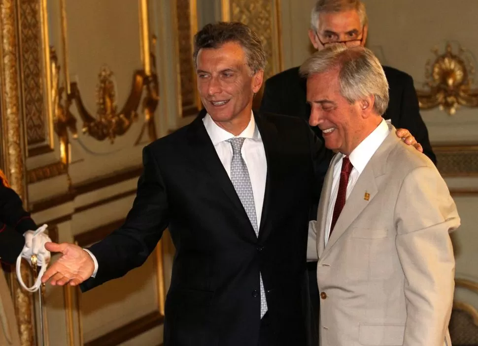 SEÑAL DE AMISTAD. Macri y Tabaré quiere dejar atrás el conflicto de Botnia. dyn