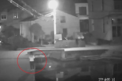 China: una mujer murió por caminar distraída con su celular