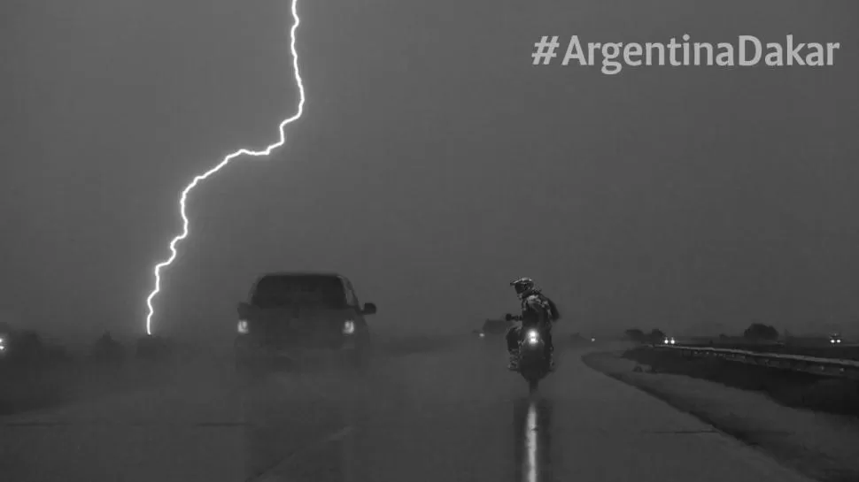 IMPACTANTE. La tormenta eléctrica se desató con furia y obligó a las autoridades de la competencia a cancelar el especial del día, que debía unir Rosario y Villa Carlos Paz. #argentinadakar FOTO TOMADA DE ARGENTINA.TRAVEL