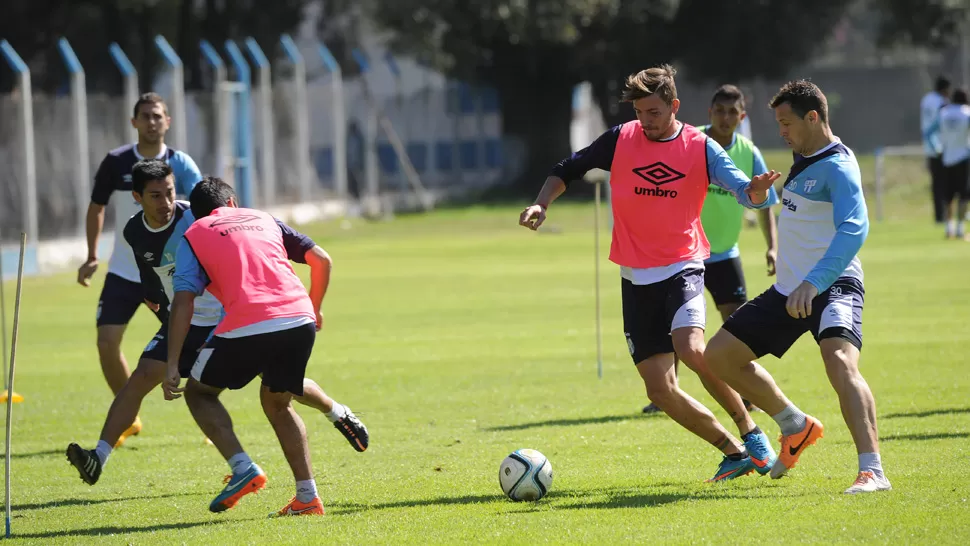 TRABAJO. Sbuttoni (con pechera) lleva la pelota en una vieja práctica. Hoy vuelven a moverse. ARCHIVO LA GACETA / HECTOR PERALTA
