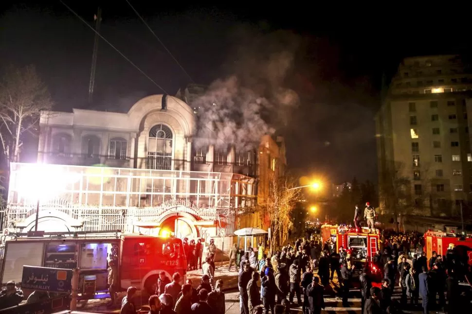 FUEGO Y VIOLENCIA. Manifestantes iraníes incendiaron parte de la embajada de Arabia Saudí en Teherán tras la ejecución del clérigo chiita. reuters