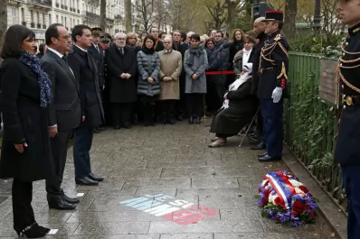 Hollande descubrió placas conmemorativas de víctimas, a un año del atentado a Charlie Hebdo