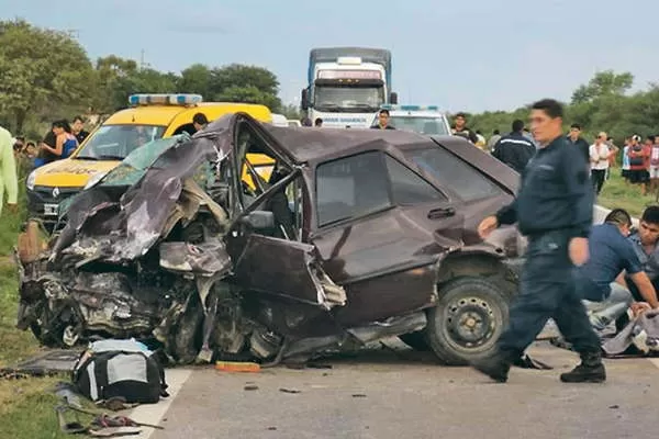 DESTRUIDOS. El auto en el que viajaba la familia tucumana (izquierda) y el vehículo en el que circulaban seis santiagueños (derecha) quedaron convertidos en hierros retorcidos luego de chocar frontalmente en la ruta 34. 