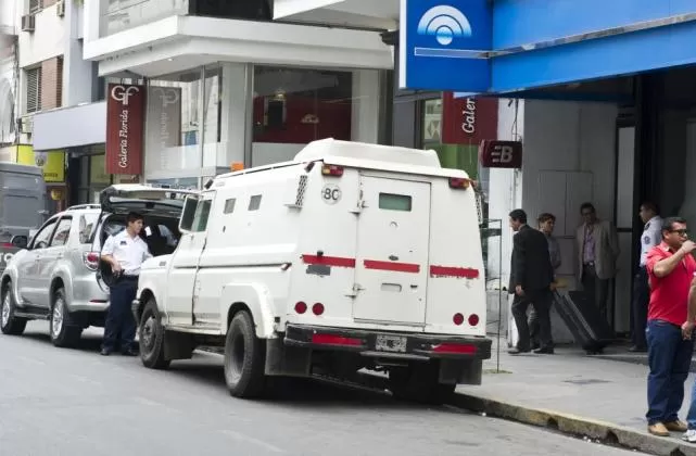 EN LA “CITY”. Un empleado legislativo carga una valija. La llevará hasta la camioneta que tiene el baúl abierto. la gaceta / foto de jorge olmos sgrosso