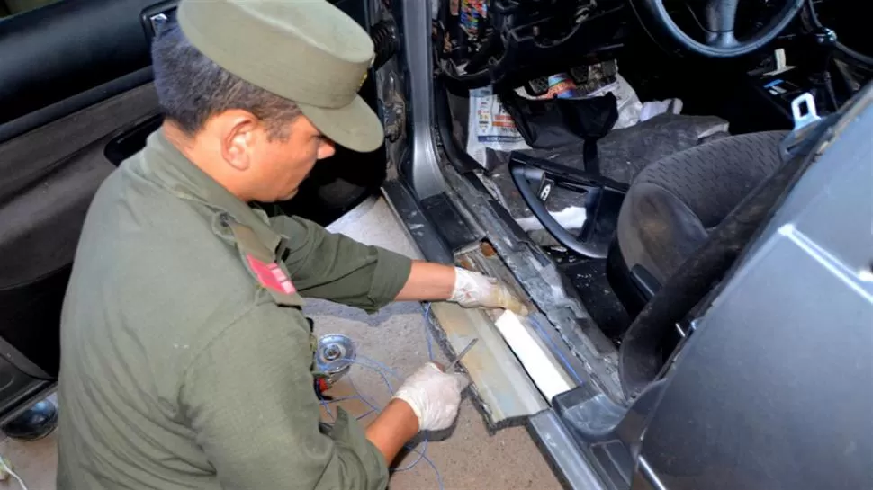 OPERATIVO. Los gendarmes encontraron la droga oculta en un doble fondo y en los zócalos del vehículo. gendarmeria.gov.ar
