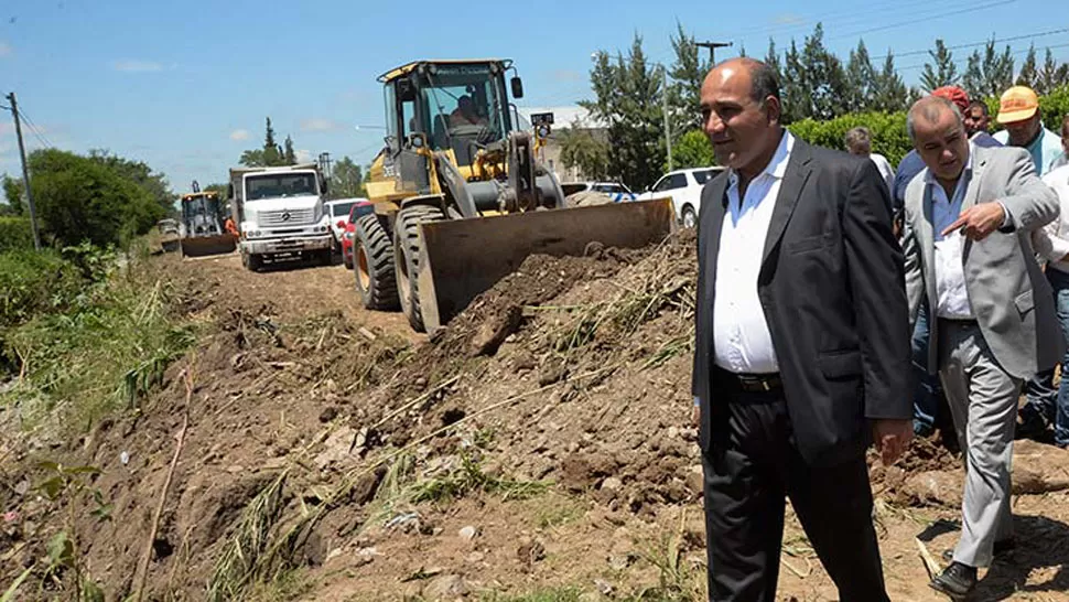 EN EL CAMINO DEL PERU. Manzur recorrió ayer canales que la Secretaría de Obras Públicas y Vialidad están limpiando para evitar inundaciones. PRENSA Y DIFUSION
