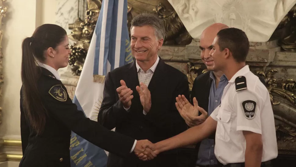 ACTO EN CASA ROSADA. Macri y Rodríguez Larreta, junto a dos agentes de la Policía Federal y de la Metropolitana. DYN