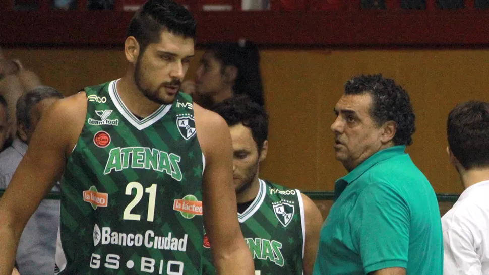 CON SU SELLO. Atenas mejoró su actitud, defendió mejor y le ganó a la Fusión santiagueña en la noche de estreno de Romano como técnico.
FOTO TOMADA DE PRENSA LNB