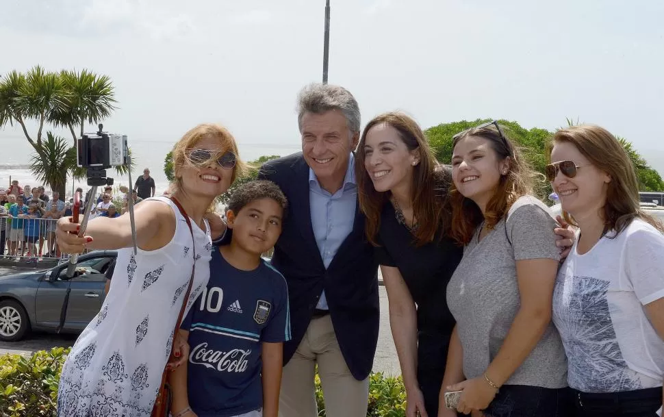 UNA SELFIE CON LOS MANDATARIOS. Veraneantes aprovecharon el acto oficial para tomarse fotografías con Macri y con la gobernadora Vidal. DYn
