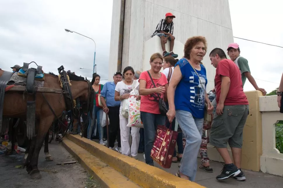 ENTRE CABALLOS Y PROTESTAS. Los peatones cruzaron a duras penas el puente Lucas Córdoba, cortado por carreros. la gaceta / fotos de maría silvia granara