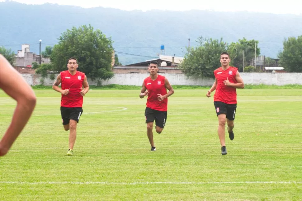 CARAS NUEVAS EN EL COMPLEJO. Alexis Ferrero y Luciano González flanquean al juvenil Leonel Yapura. Ayer tuvieron la oportunidad de practicar por primera vez con el plantel profesional de San Martín. la gaceta / foto de maría silvia granara