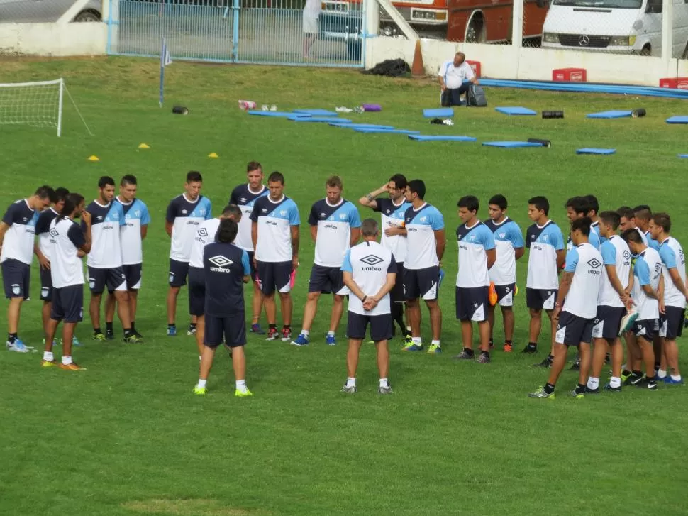 ATENTOS. Azconzábal reunió al grupo en el centro del campo de Racing, de Balcarce, y dijo unas palabras. Concluido el discurso del DT, los jugadores fueron testeados por el preparador físico, Rodrigo Anaya. fotos de juan petruccelli (especial para la gaceta)