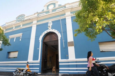 Empleados protestan frente a la Municipalidad de Famaillá