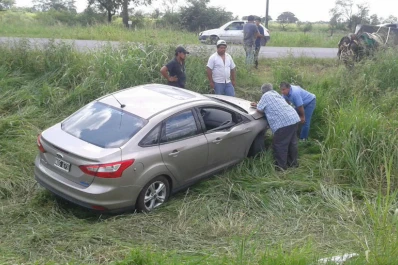 Un auto fue encerrado por dos camiones y terminó sobre la banquina