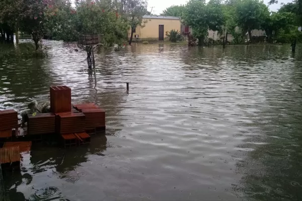 El agua comenzó a bajar y los evacuados vuelven a sus casas