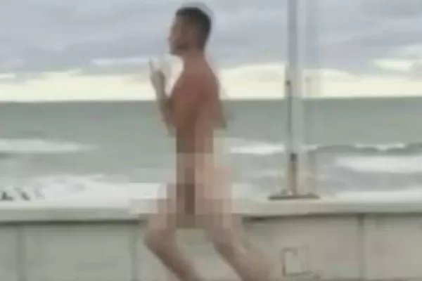 Furor en las redes por el loco que corre desnudo en Mar del Plata