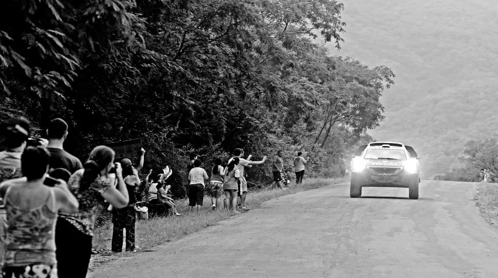 RENDIMIENTO PLENO. El Peugeot de Sébastien Loeb, a quien navega Daniel Elena, se adaptó a la perfección a los terrenos tucumanos. El francés va a fondo. la gaceta / foto de antonio ferroni