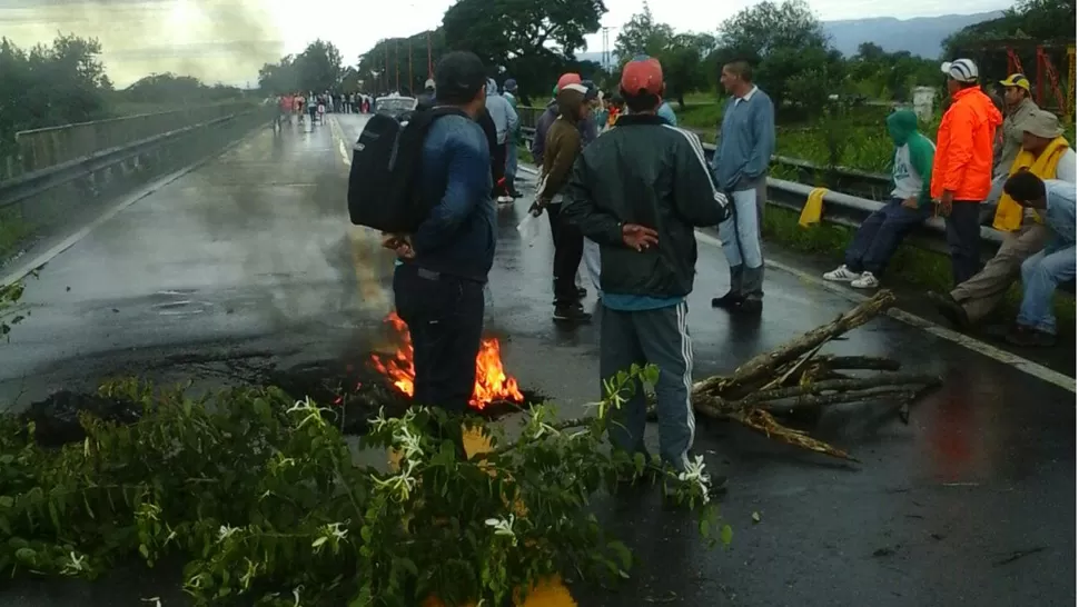 PROTESTA. Los manifestantes cortan el puente. FOTO ENVIADA POR WHATSAPP