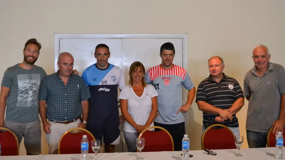 ANUNCIO. Atlético será uno de los equipos que participará de las jornadas benéficas. En la foto, Azconzábal junto funcionarios y dirigentes balcarceños.
FOTO GENTILEZA DE MARTÍN RODRÍGUEZ