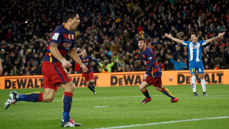 LO HIZO MESSI, LO GOZÓ SUÁREZ. El rosarino empató el partido y el uruguayo fue a burlarse del arquero Pau López.
FOTO DE REUTERS