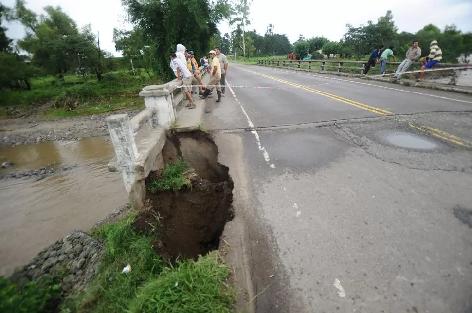 EL IMPIADOSO CHIRIMAYO. El acceso este del puente se encuentra inhabilitado al tránsito por el daño que provocó el río. Vialidad Nacional calcula que las reparaciones demandarán, cuanto menos, tres días de trabajo. LA GACETA / FOTOS DE OSVALDO RIPOLL