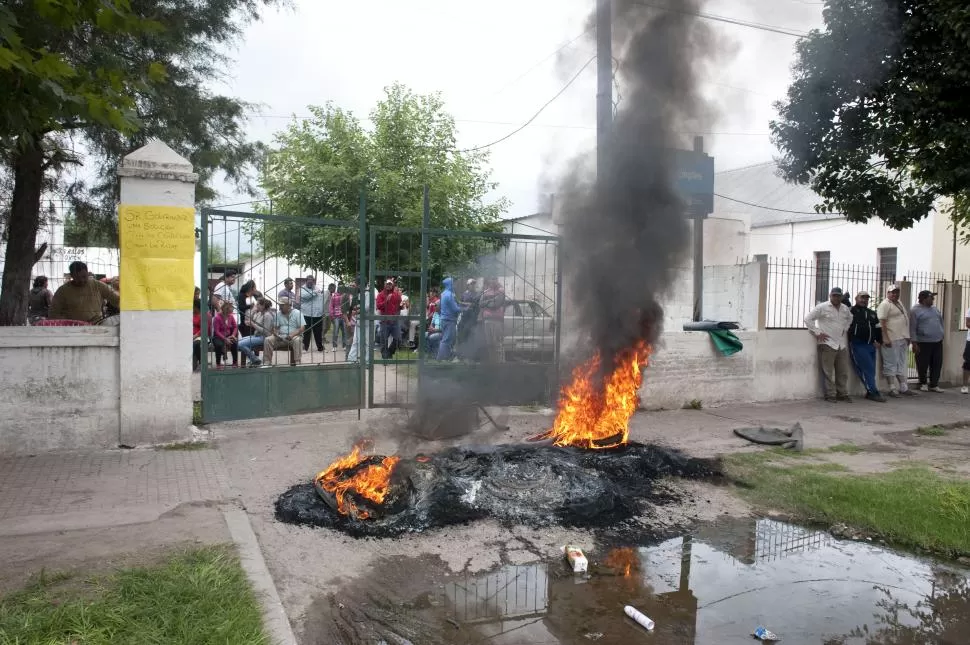 QUEMA DE CUBIERTAS Y OLLA POPULAR. Empleados temporarios se alarmaron por el cese de contratos y tomaron medidas de protesta para ser escuchados. la gaceta / foto de florencia zurita