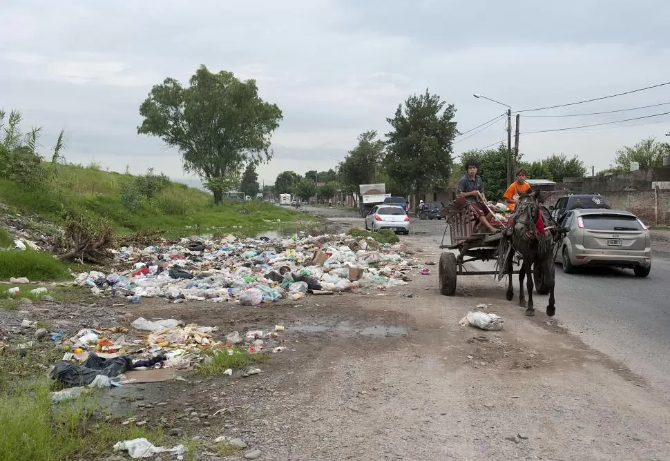 ESTO VIERON LOS PARTICIPANTES DE LA CARRERA. Por la avenida de Circunvalación, bordeada de basura, pasaron los autos de apoyo del rally. la gaceta / foto de florencia zurita