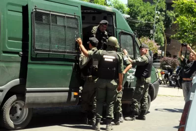 Grupos especiales y francotiradores participan del operativo para atrapar a los prófugos