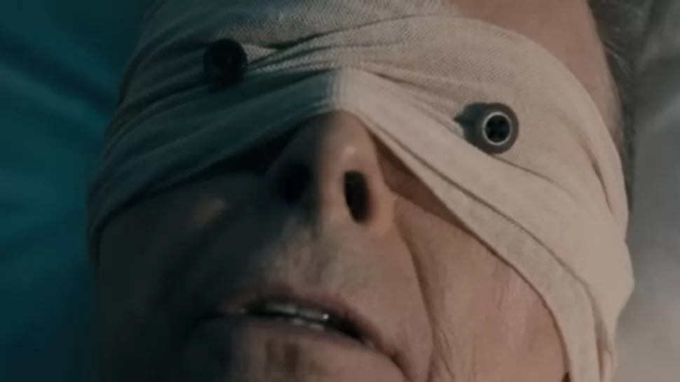 EN SU PERSONAJE. Bowie es el protagonista del clip. CAPTURA DE VIDEO.