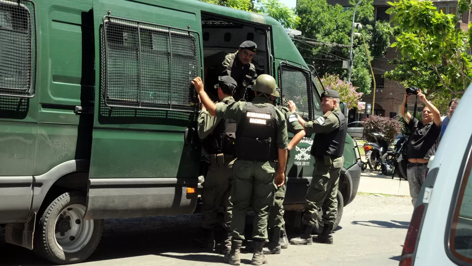 GRAN OPERATIVO. La Policía realiza un operativo cerrojo en Santa Fe. DYN