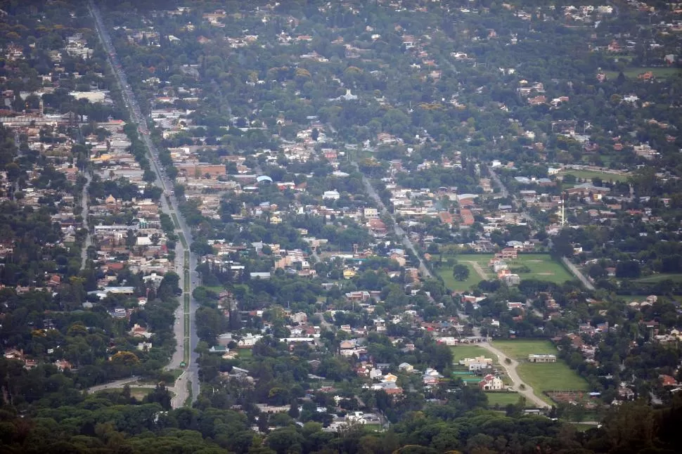 “CIUDAD JARDÍN”. Una vista área de Yerba Buena evidencia el alto grado de urbanización del municipio. También se observan barrios cerrados. la gaceta / foto de Diego Aráoz 