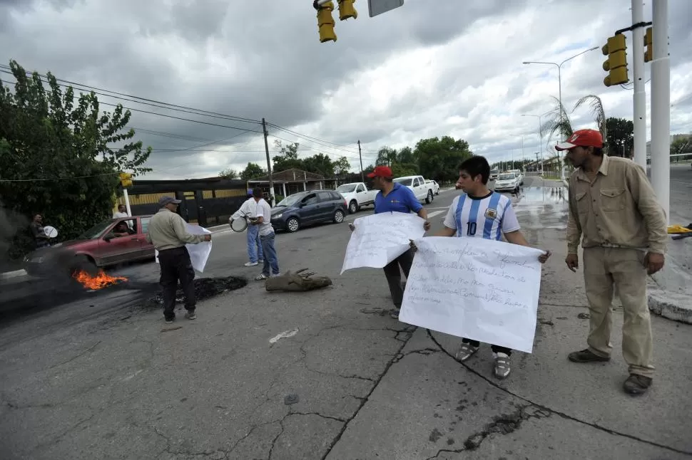 RECLAMO. Ex empleados cortan la ruta 301 para que los reincorporen. la gaceta / foto de inés quinteros orio