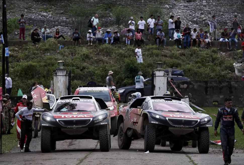 CALIDAD FRANCESA. Los buggy de Carlos Sainz y Cyril Després en el especial de ayer, que tuvo partida y llegada en San Salvador de Jujuy. Los buggy de Peugeot están respondiendo mejor de lo esperado y ponen en jaque el dominio de los Mini. fotos de reuters