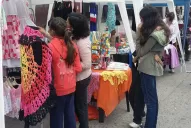 Los feriantes siguen instalados en Campo Norte, como todos los viernes