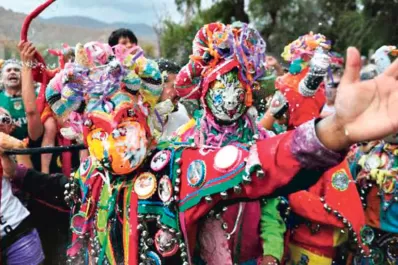 Una multitud espera el desentierro del carnaval en Purmamarca
