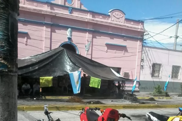 Acampan frente a la sede municipal de Famaillá y denuncian que una patota los desalojó