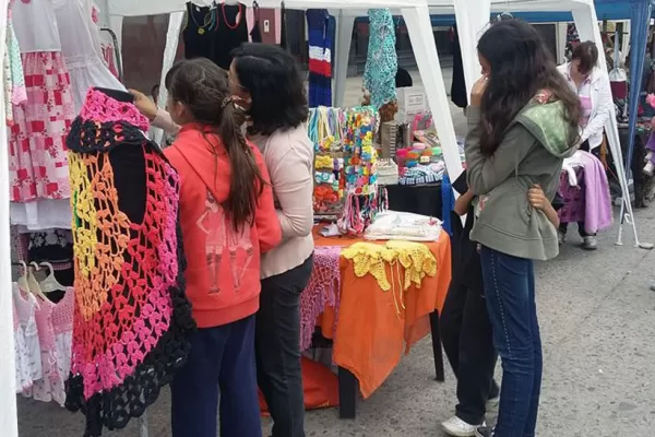 Los feriantes siguen instalados en Campo Norte, como todos los viernes