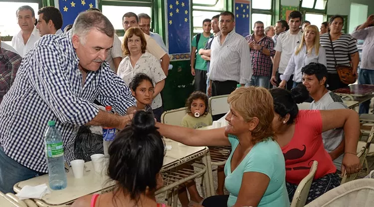 CON EVACUADOS. Jaldo, que ayer visitó a los afectados por los desbordes de los ríos, elogió el Pacto Social. comunicaciontucuman.gob.ar/