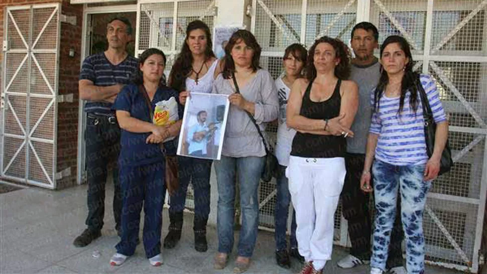 LA PLATA. Papás de los niños que en 2013 denunciaron al profesor de música por abuso. FOTO TOMADA DE PASA.ELDIA.COM