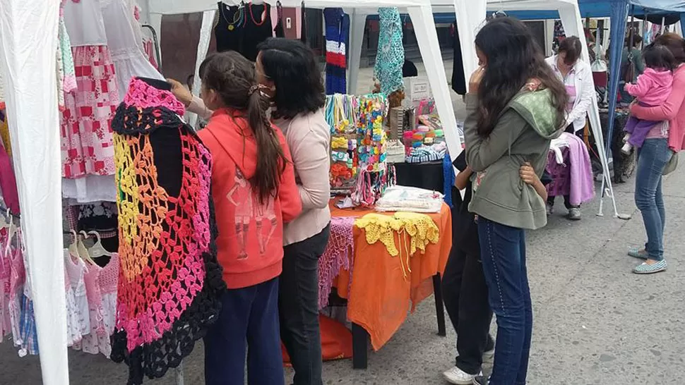 CAMPO NORTE. Los feriantes siguen ubicados allí y los vecinos están conformes. LA GACETA/ FOTO DE INÉS QUINTEROS ORIOS. 