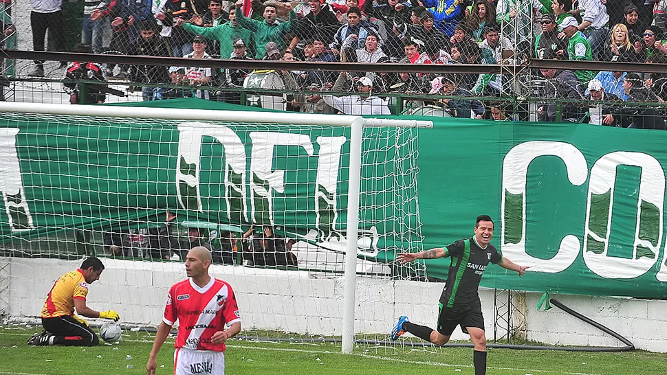 ESTRATEGA. Viturro resalta pro su pulcro manejo del balón.
FOTO TOMADA DE WWW.ASCENSODELINTERIOR.COM.AR